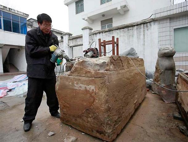 Road workers unexpectedly discovered the tomb of a woman, now known as the Taizhou mummy, who was buried during the time of the Ming Dynasty in China. (GU XIANGZHONG, XINHUA)