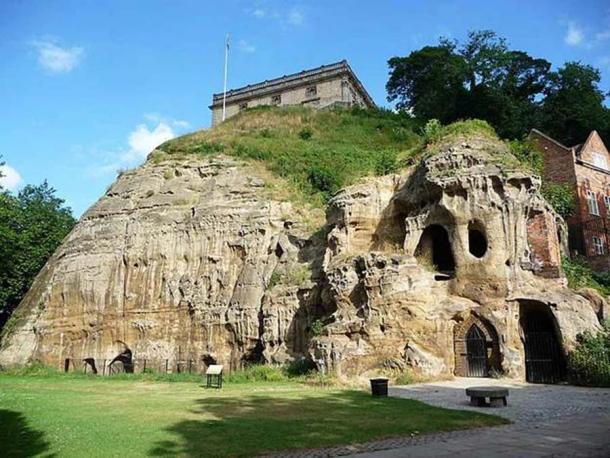 Rock cut houses south of Nottingham Castle, with the castle building just visible above.  (CC BY-SA 4.0)