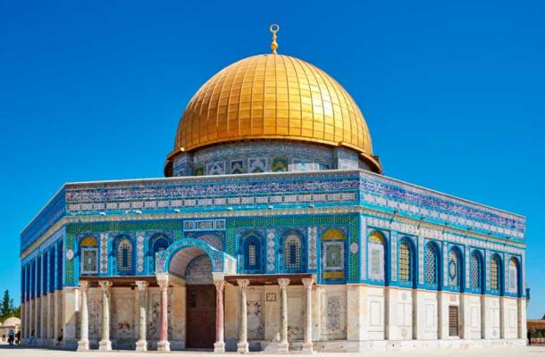La Mezquita de la Roca en Jerusalén también es conocida como la Cúpula de la Roca. Fue construido a finales del siglo VII por el califa omeya Abd al-Malik. La mezquita está ubicada en el Monte del Templo, que es considerado un lugar sagrado por musulmanes y judíos, y es conocida por su impresionante arquitectura y su cúpula dorada. Fuente: kirill4mula / Adobe Stock.