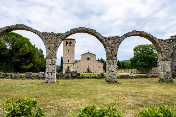 Isernia, Molise, इटली (Castel San Vincenzo) में बेसिलिका नुओवा के सामने प्राचीन रोमन मेहराब। 