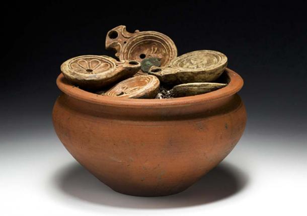 An extraordinary find: A Roman cooking pot filled with lamps and coins. Credit: Aargau canton archeology department
