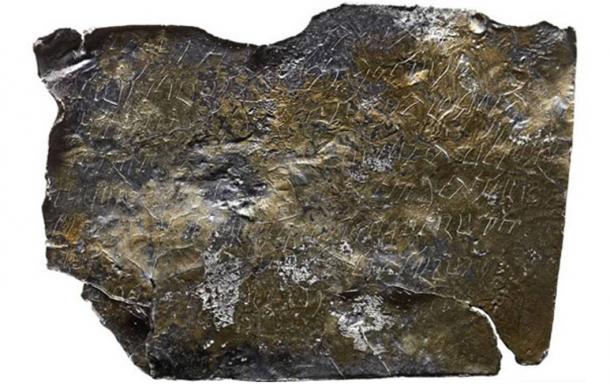 Una tablilla de maldición romana encontrada en Bath, Inglaterra