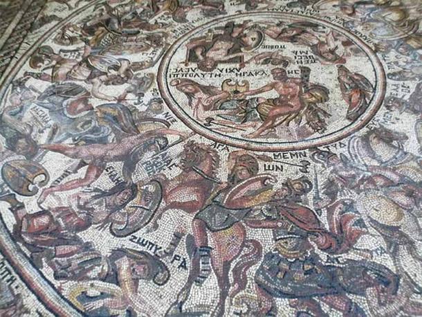 Мозаика римской эпохи, обнаруженная в Сирии, включает множество деталей легендарной Троянской войны. (Музей Набу, Сирия)