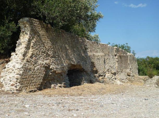 The town of Albenga is old, dating back to at least Roman times. This is the wall of a Roman tomb on the Via Julia Augusta.