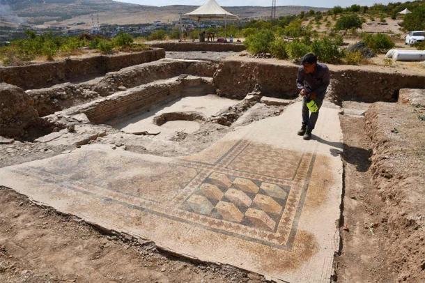 Se han encontrado muchas evidencias romanas como estos mosaicos en el sitio de Doliche en Turquía. (Diario Sabah)