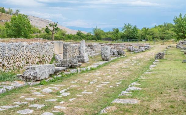 Roman road through Alba Fucens with ruins and original wall (e55evu/ Adobe Stock)