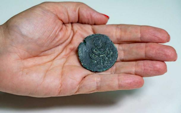 Una moneda romana de 1.850 años de antigüedad que representa a Luna, la diosa de la luna, encontrada frente a la costa de Carmel en Israel. (Yaniv Berman/Autoridad de Antigüedades de Israel)