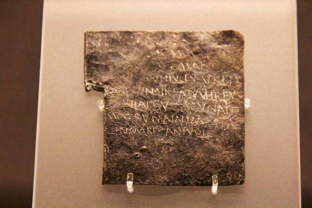 Tablilla de maldición romana descubierta en Temple Courtyard en Roman Baths of Bath. (Mike Peel / CC BY-SA 4.0)