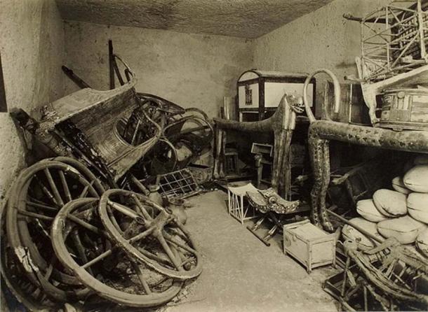 Room containing beds and other artifacts from Tutankhamun’s tomb. (Harry Burton: Tutankhamun tomb photographs: a photographic record in 5 albums containing 490 original photographic prints ; representing the excavations of the tomb of Tutankhamun and its content)