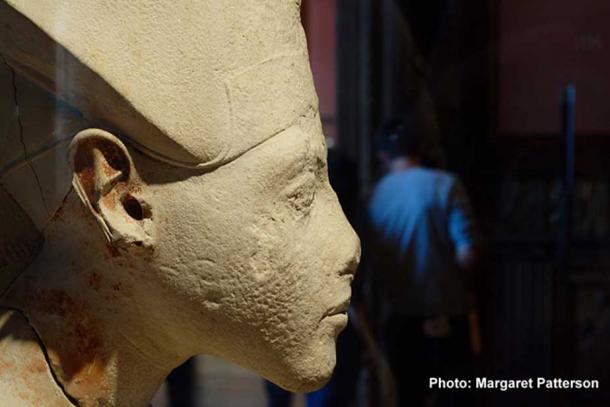 Royal profile: a bust depicting Akhenaten wearing the Blue or War Crown. 