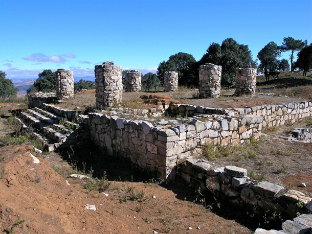 Las ruinas del asentamiento en la cima de una colina de Monte Negro en Oaxaca muestran que la infraestructura carecía de un espacio central compartido y que su apogeo duró solo unos 200 años. (Lon&Queta / CC BY-NC-SA 2.0)