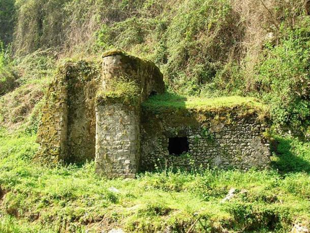 Ruins in the Valle dei Mulini.
