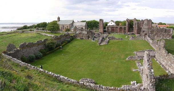 Ruins of Lindisfarne priory. (ChrisDown / CC BY-SA 4.0)