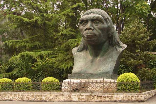 Statue of the Peking man from the entrance of the Zhoukoudian site. (Diego Tirira / CC BY-SA 2.0)