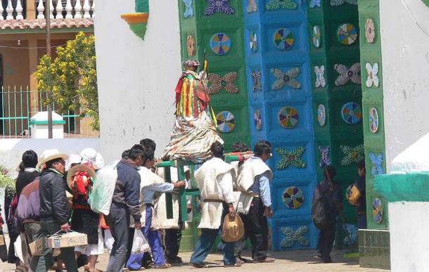 San Juan Chamula (Chiapas). Procession on its way to the parish church.