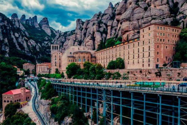 Santa Maria de Montserrat Abbey in Montserrat mountains, Spain. (Fotokon / Adobe Stock)