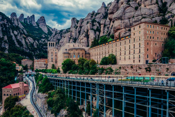 Santa Maria de Montserrat Abbey in Montserrat mountains, Spain. (Fotokon / Adobe Stock)