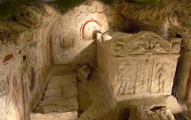 Sarcophagus and mural (Pecold /Fotolia)