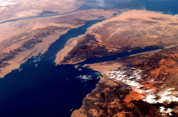 Imagen satelital de la península del Sinaí que separa el golfo de Suez al oeste y el golfo de Aqaba al este.  (Dominio publico)