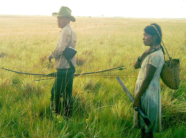 Savanna Pumé couple on a hunting and gathering trip in the llanos of Venezuela. While the man hunts, and the woman gathers does that denote an equalitarian society? (Ajiimai / CC BY-SA 4.0)