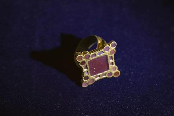 Scientists analyzing the Bohemian gold ring, found that the garnets and almandines probably came from India or Sri Lanka. (Central Bohemia Region - Regional Authority)