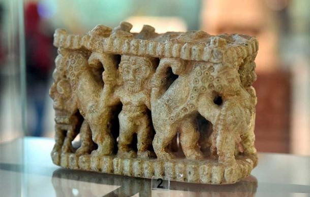 Vas pahatan yang menggambarkan Gilgamesh bergulat dengan dua ekor lembu jantan dari kuil Shara di Tell Agrab, Wilayah Diyala, Irak.  Gilgamesh termasuk dalam Daftar Raja Sumeria.  (Osama Shukir Muhammad Amin / CC BY-SA 4.0)
