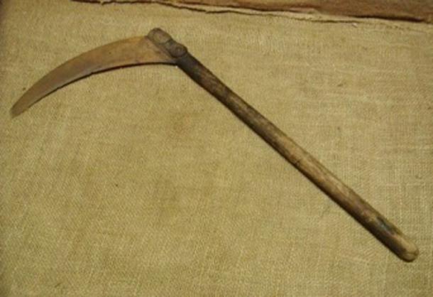 Scythe blade attached to wooden handle (Photo credit: miliki)