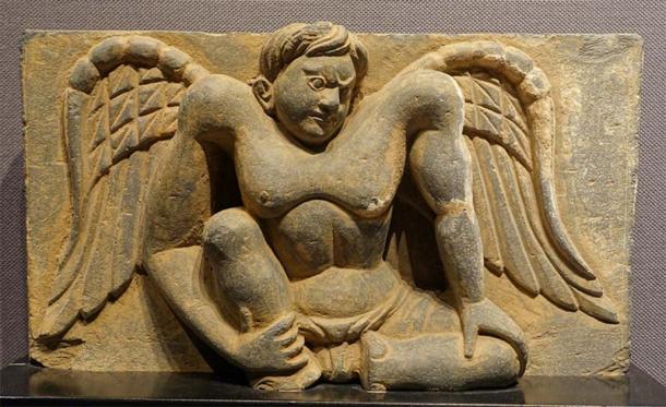 Tokyo Ulusal Müzesi'nde sergilenen Kushan imparatorluğu'nun bir kabartması olan Oturmuş Atlas. (Kamu malı)