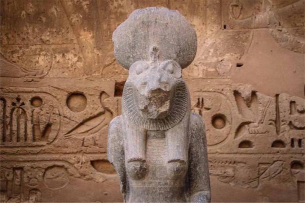 Άγαλμα της Σεχμέτ, αιγυπτιακής θεάς με κεφάλι λέαινας.  Γνωστή ως η θεά του πολέμου και της καταστροφής (abrilla/Adobe Stock)