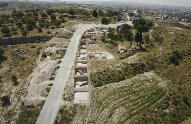 La piedra de la honda seléucida fue desenterrada en el sitio arqueológico de Zif en las colinas del sur de Hebrón de Israel, que fue un lugar para las batallas contra los rebeldes macabeos de Judea en el siglo II a. C. (COGAT)