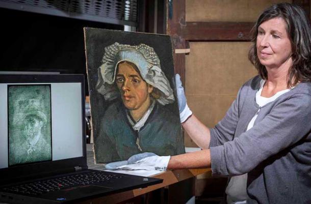 La curadora sénior Lesley Stevenson observa la Cabeza de una campesina junto a una imagen de rayos X del autorretrato oculto de Vincent van Gogh. (Galerías Nacionales de Escocia)