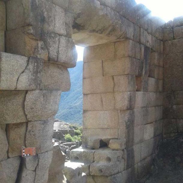 Separation of rocks in Machu Picchu due to an earthquake of at least magnitude 6.5, registered in approximately 1450 AD. (Andina)