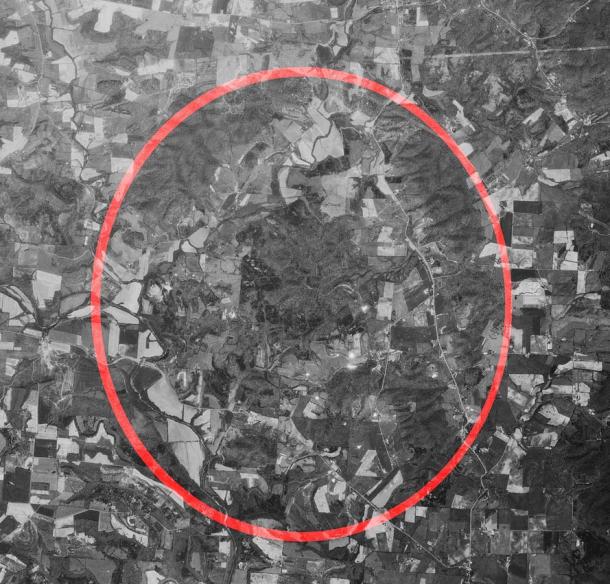 Aerial photo of Ohio's Serpent Mound crater, with the red oval showing the approximate perimeter according to K. Milam