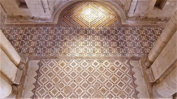 Varios de los muchos mosaicos geométricos en el Palacio de Hisham, que nos brindan una nueva visión del arte islámico primitivo (Ministerio de Turismo y Antigüedades, Palestina)