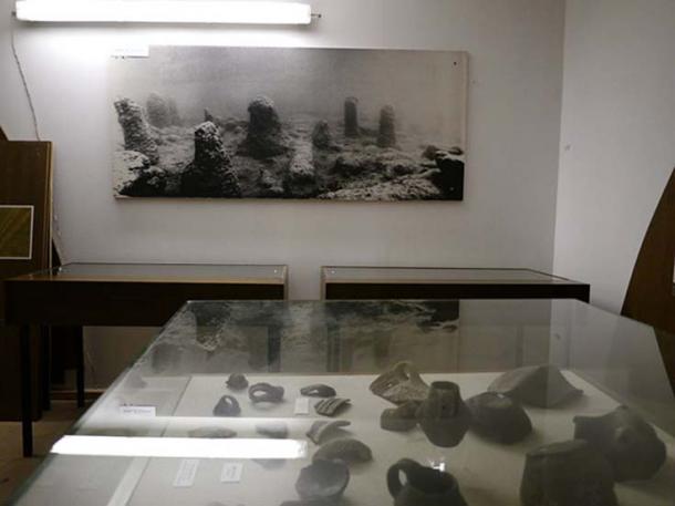 Shards on display at Pfahlbaumuseum. (Ledl, T / CC BY 4.0)