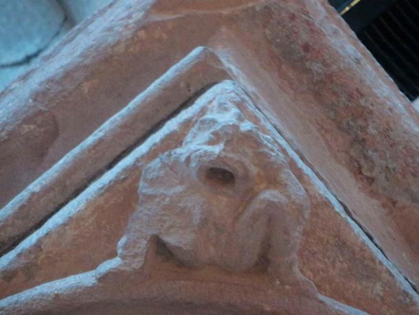 Sheela na gig no pilar sudoeste do presbitério na Catedral de St. Magnus, Orkney, c. Séculos XII e XII, românico e normando.