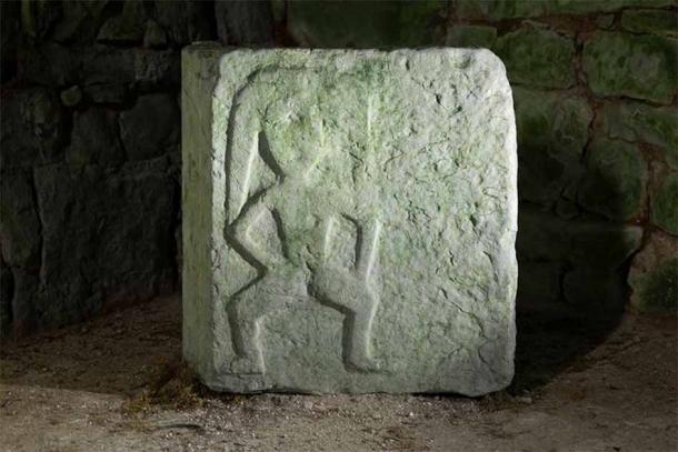 Una escultura antigua de Sheela-na-gig del castillo irlandés conocido como Blackwater Castle en Irlanda. (Inmobiliaria internacional de Christie)
