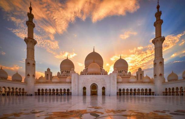 La Gran Mezquita Sheikh Zayed es una mezquita ubicada en Abu Dhabi, Emiratos Árabes Unidos. Fue iniciado por el primer presidente del país, Sheikh Zayed bin Sultan Al Nahyan, quien quería crear un símbolo de unidad y diversidad para el mundo islámico. Es una de las mezquitas más grandes del mundo, con una capacidad de más de 40.000 fieles. Gran Mezquita Sheikh Zayed al atardecer. Fuente: vladimirzhoga / Adobe Stock
