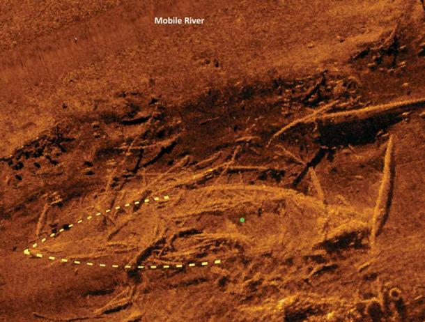 Imagen de sonar de barrido lateral del sitio arqueológico 1Ba704, los restos del naufragio de Clotilda. Las líneas punteadas muestran la popa del barco y la eslora total proyectada. (Cortesía de SEARCH Inc. / Archaeology Mag)