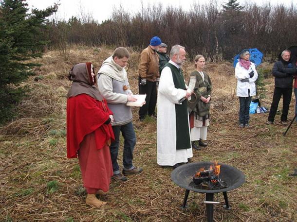 Sigurblót (Sacrifice for Victory) on the First Day of Summer 2009. Icelandic neopagans, members of Ásatrúarfélagið, are about to conduct a religious ceremony. The location is the land of Ásatrúarfélagið in Öskjuhlíð, Reykjavík. (Haukurth/CC BY SA 3.0)