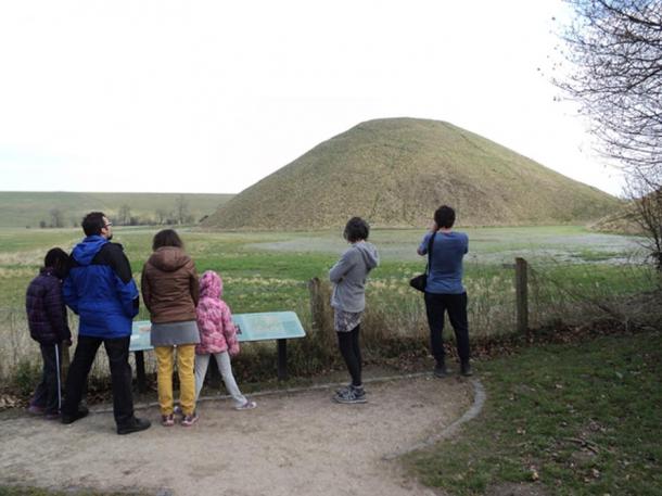 Fig. 4: Silbury Hill: visitors’ observation area with display board, summarizing results of centuries of archaeological investigation. 