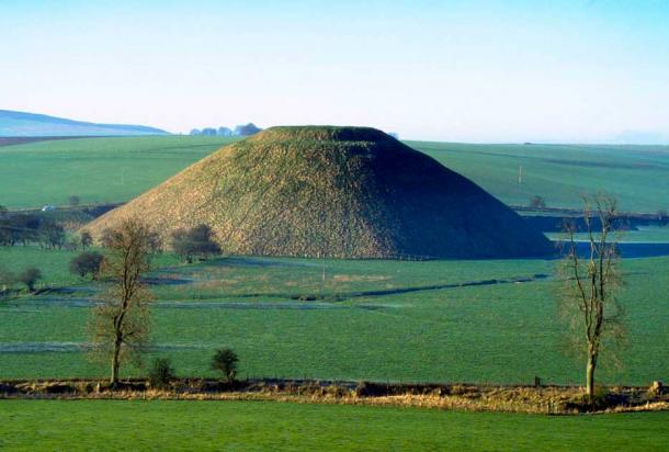Colina de Silbury, Avebury, Wiltshire. Silbury Hill es un sitio prehistórico ubicado cerca de Stonehenge y Avebury (un monumento henge neolítico) en el suroeste del condado inglés de Wiltshire. Silbury Hill tiene 30 m (98,4252 pies) de alto y 160 m (524,93 pies) de ancho, lo que lo convierte en el montículo de tierra hecho por el hombre más grande del período prehistórico en Europa. Esta estructura se construyó principalmente con tiza extraída de los alrededores. Hoy Silbury Hill es parte del sitio del Patrimonio Mundial de la UNESCO conocido como 