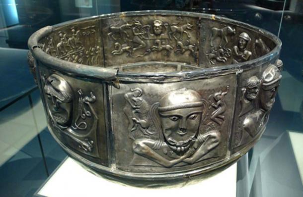 A Silver Celtic cauldron circa 150 BC. Art of the Celts, Historic Museum of Bern. ( CC BY-SA 2.0)