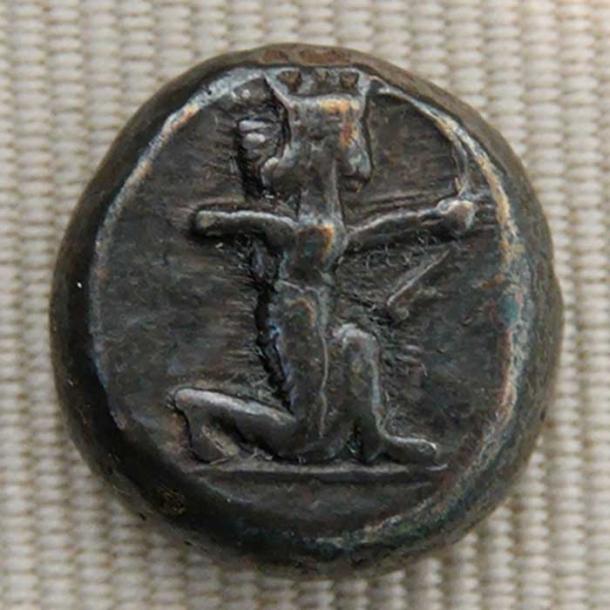 Siclo de plata emitido por el rey Darío I de Persia ca. 500–490 a. BC, anverso: el rey de Persia disparando con su arco.