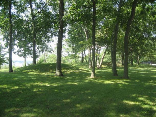 Sinnissippi Site, Sinnissippi Park, Sterling, Illinois. U.S. National Register of Historic Places. The site contains several Hopewellian Indian Mounds built between 500 BC and 500 AD. (IvoShandor/CC BY-SA 3.0)