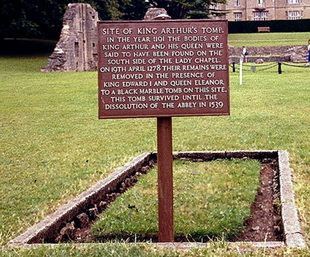 Sitio de lo que se suponía que era la tumba del rey Arturo y la reina Ginebra en los terrenos de la antigua abadía de Glastonbury, Somerset, Reino Unido. (Thor NL / CC BY-SA 3.0) SML