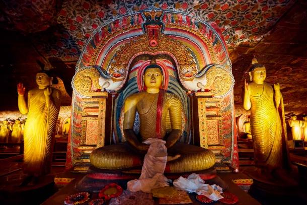 Oturan Buda, Sri Lanka'daki İkinci Dambulla mağara tapınağındaki heykel. (petrsalinger/AdobeStock)