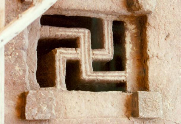 Símbolo de Skastika en la ventana de las iglesias talladas en la roca de Lalibela. (CC BY 3.0)