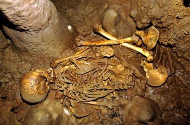 Esqueleto de uno de los hombres descubierto en la cueva española