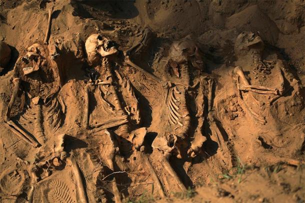 Skeletons buried in soil, representation of the results of genocides. (asayenka / Adobe stock)